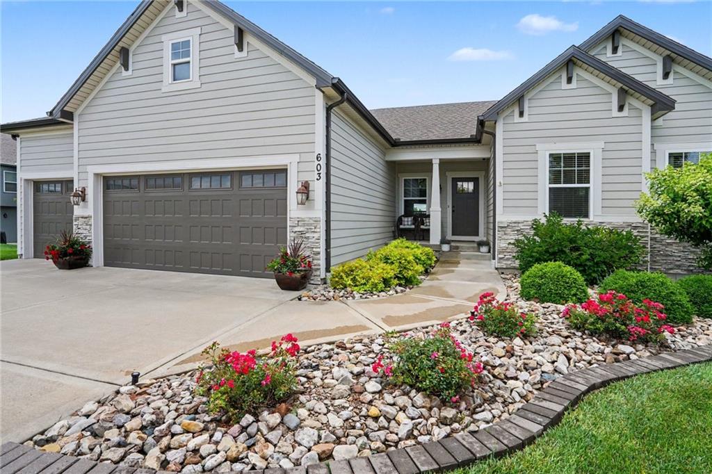 603 Rock Bridge Ct, Smithville, MO 64089
