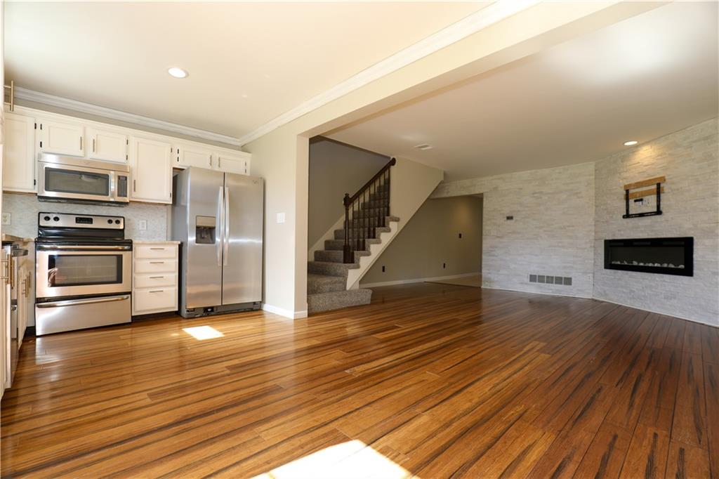 5635 NW Sunrise Meadow Cir, Lee's Summit, MO 64064