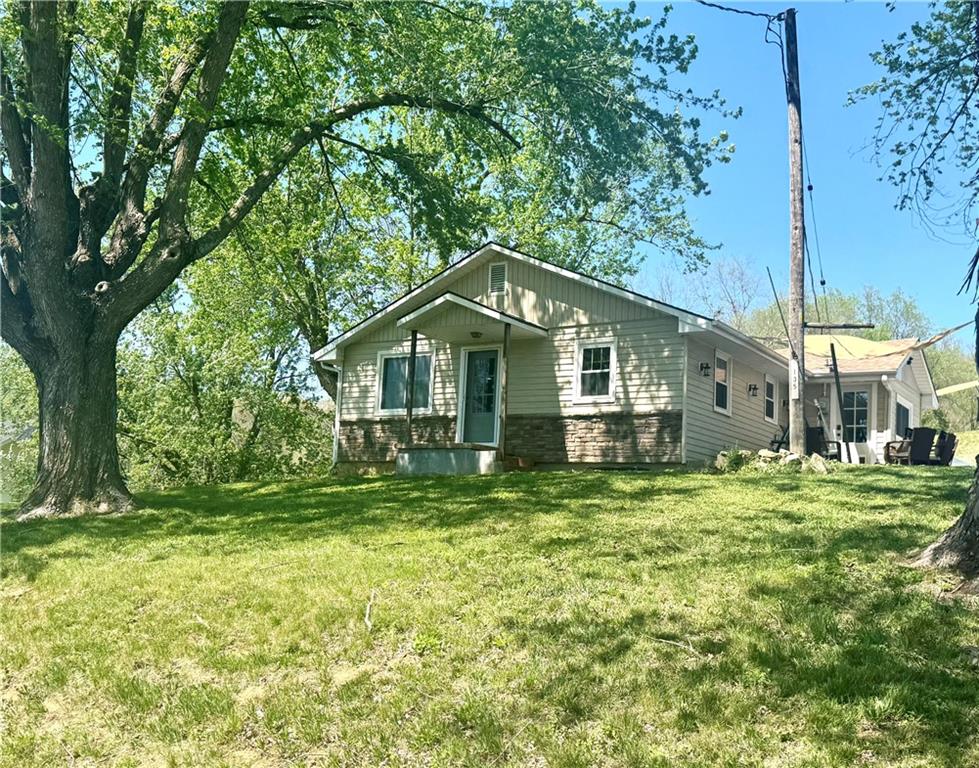 135 SE Mount Zion Rd, St Joseph, MO 64504