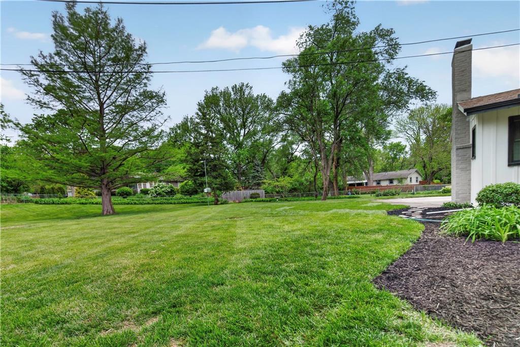 9112 Reeds Dr, Overland Park, KS 66207