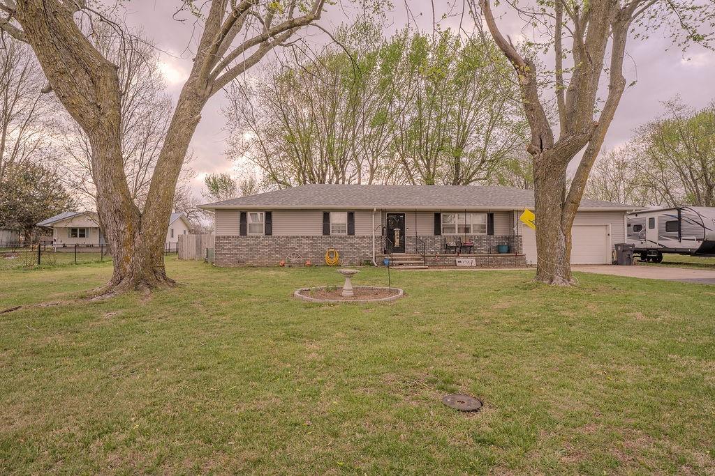 804 N 8th St, Chetopa, KS 67336