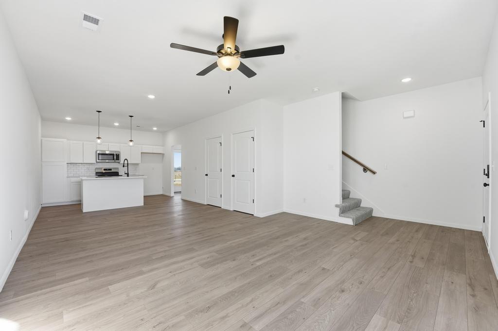 12401 S Acacia Dr, Lee's Summit, MO 64086