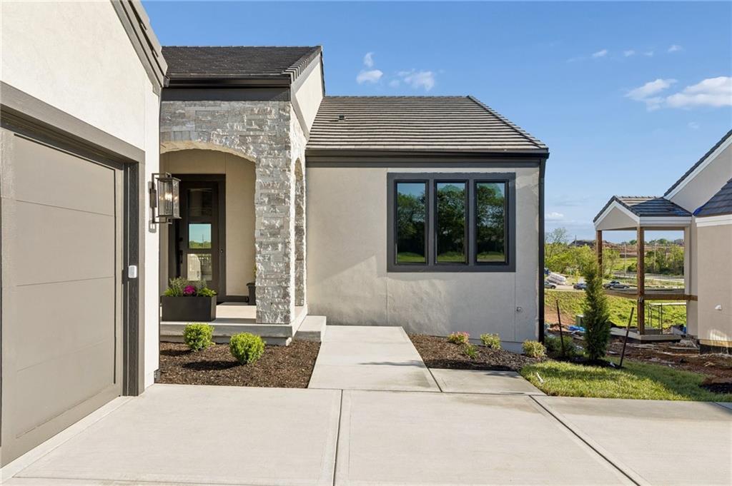 13721 Pembroke Ln, Leawood, KS 66224