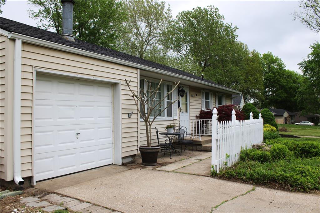 6800 W 76th Ter, Overland Park, KS 66204