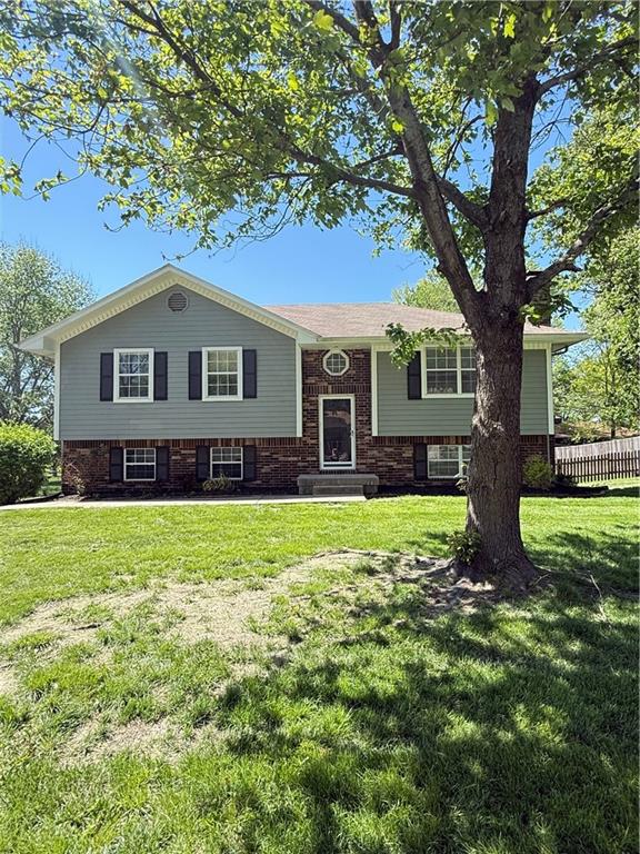 302 16th Ave S, Greenwood, MO 64034