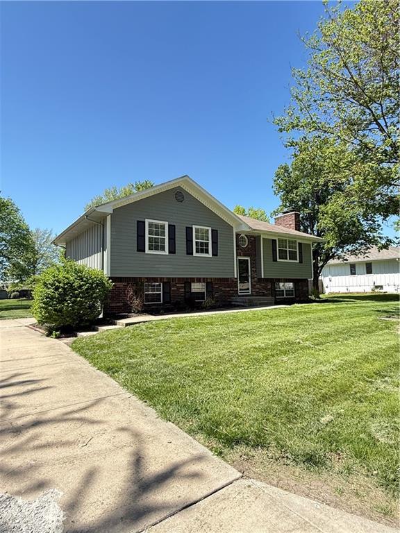 302 16th Ave S, Greenwood, MO 64034