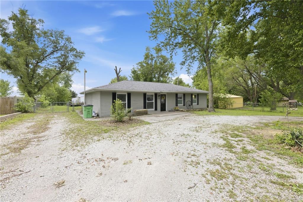 510 E 2nd St, Pomona, KS 66076