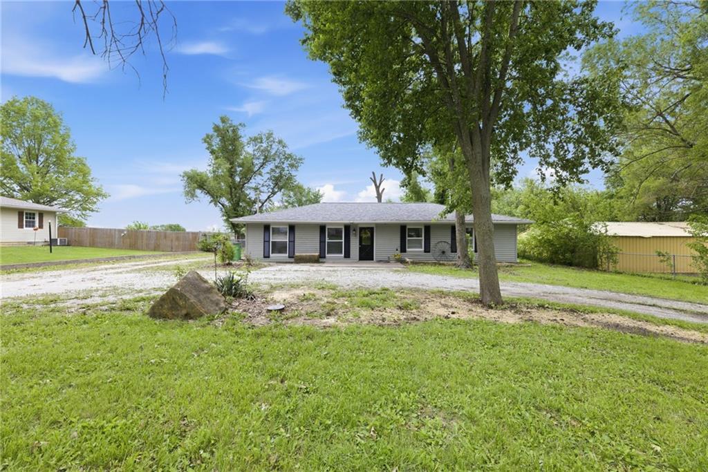 510 E 2nd St, Pomona, KS 66076