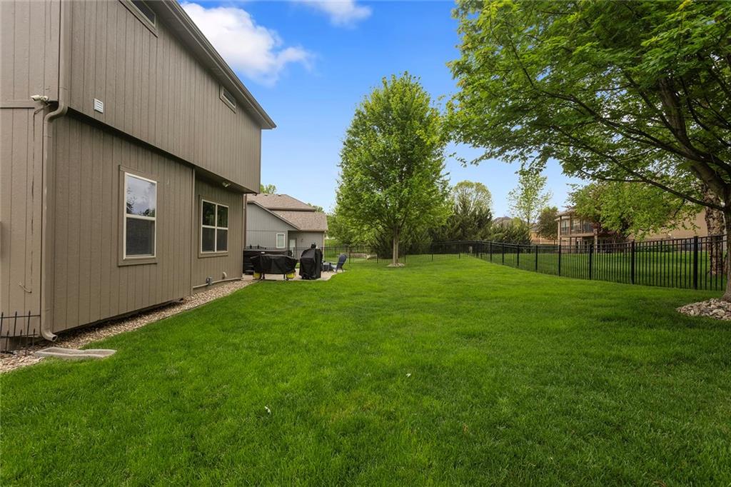 1809 NE Parks Summit Blvd, Lee's Summit, MO 64064
