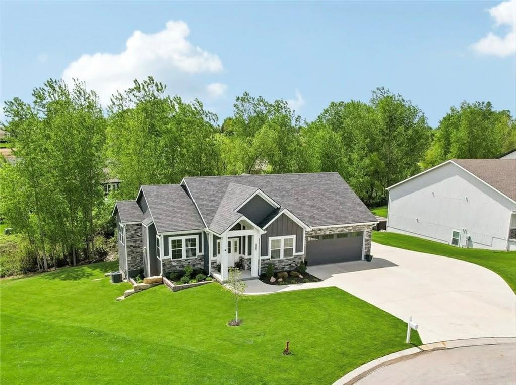 546 N Oakwood Ln, Tonganoxie, KS 66086