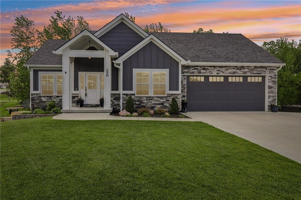 546 N Oakwood Ln, Tonganoxie, KS 66086