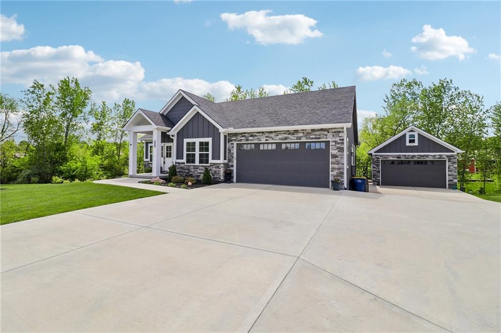 546 N Oakwood Ln, Tonganoxie, KS 66086