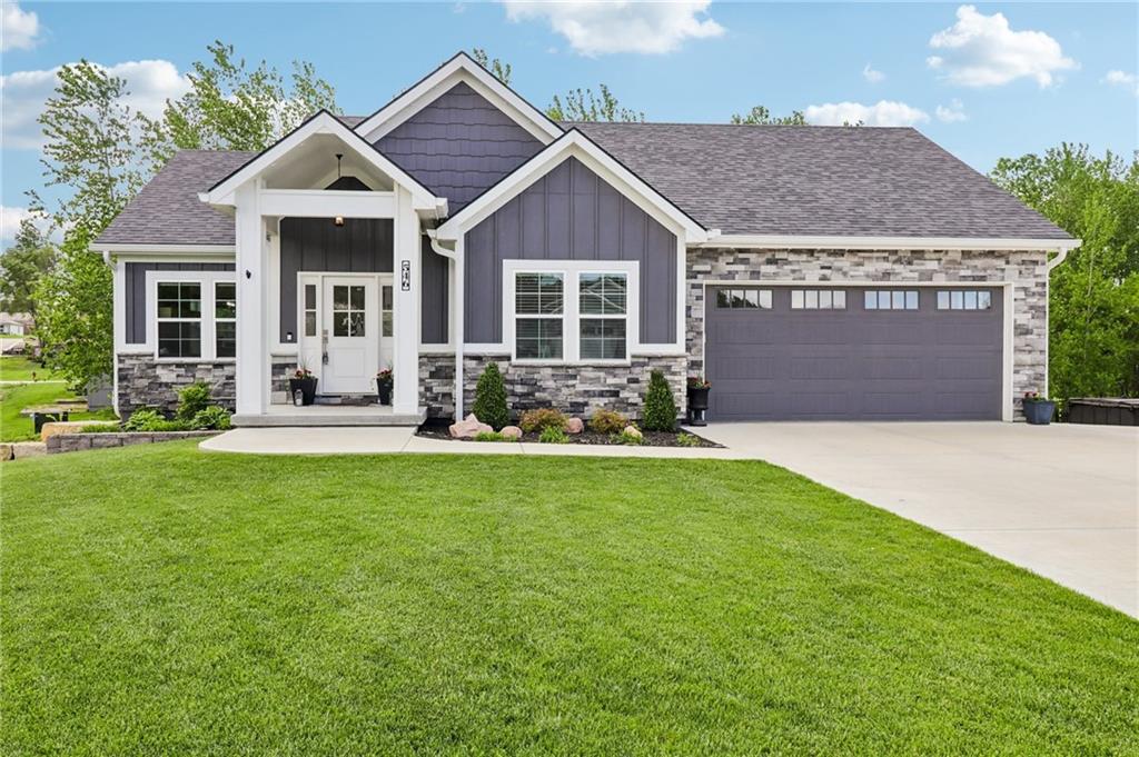 546 N Oakwood Ln, Tonganoxie, KS 66086