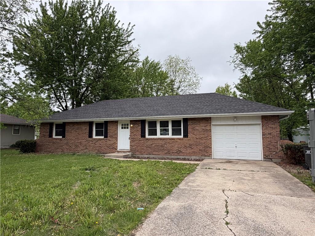 102 W 1st St, Garden City, MO 64747