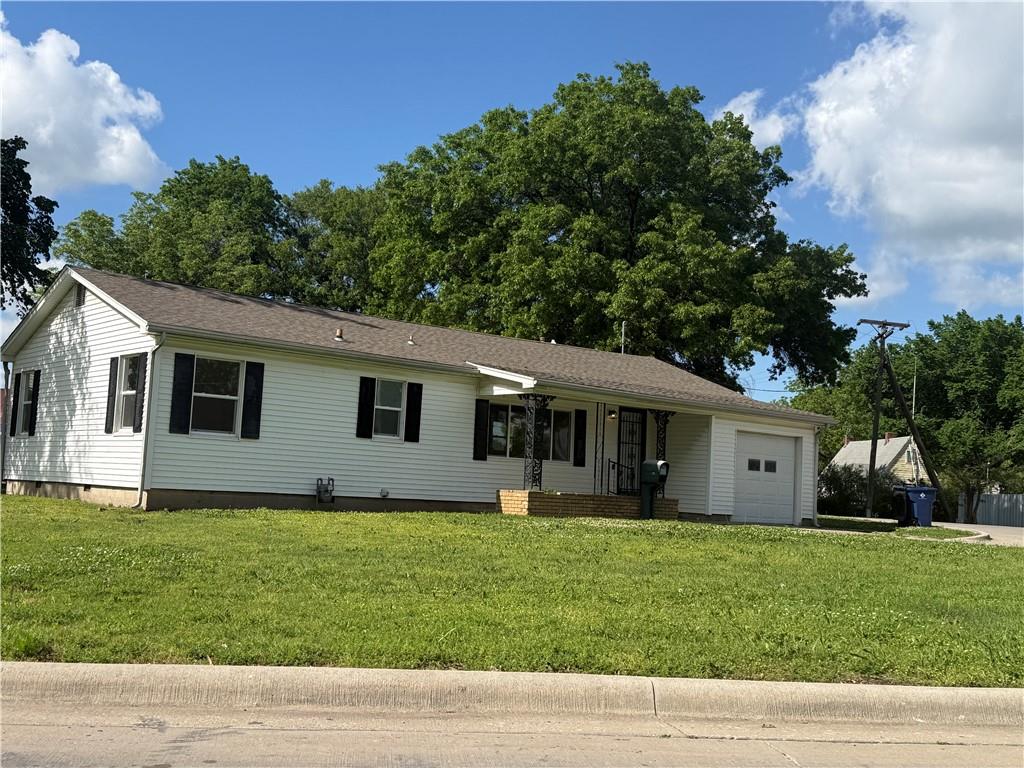 902 W 1st St, Coffeyville, KS 67337