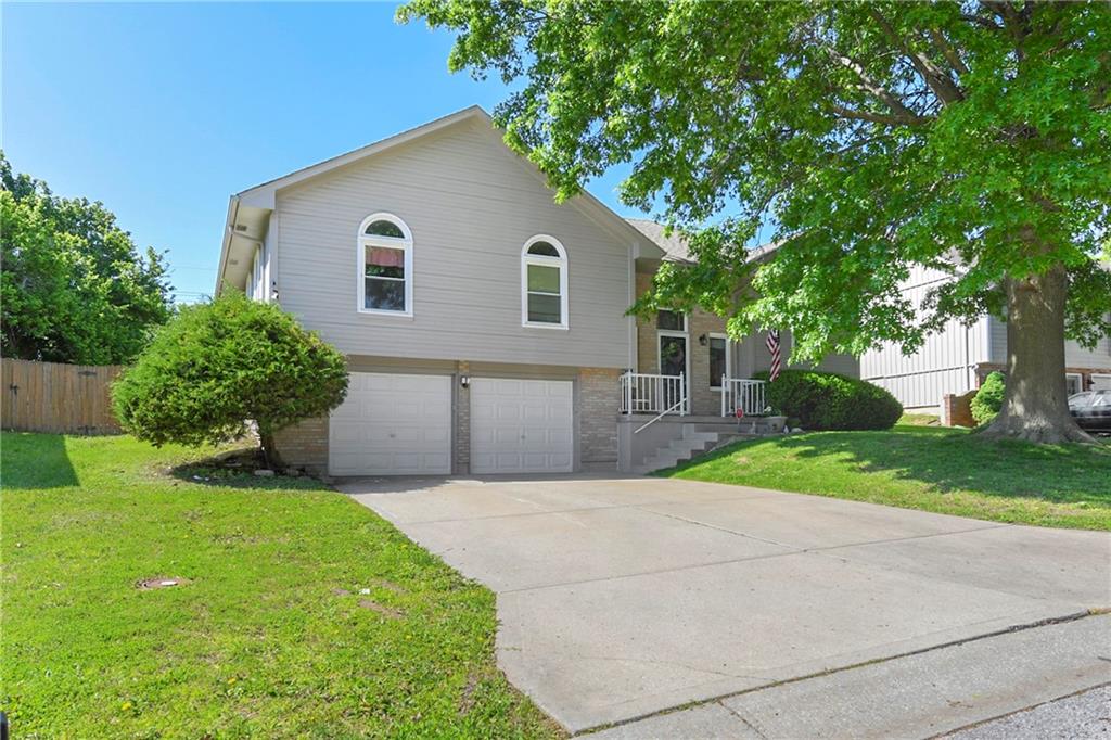 1204 NE Hunters Rd, Blue Springs, MO 64014