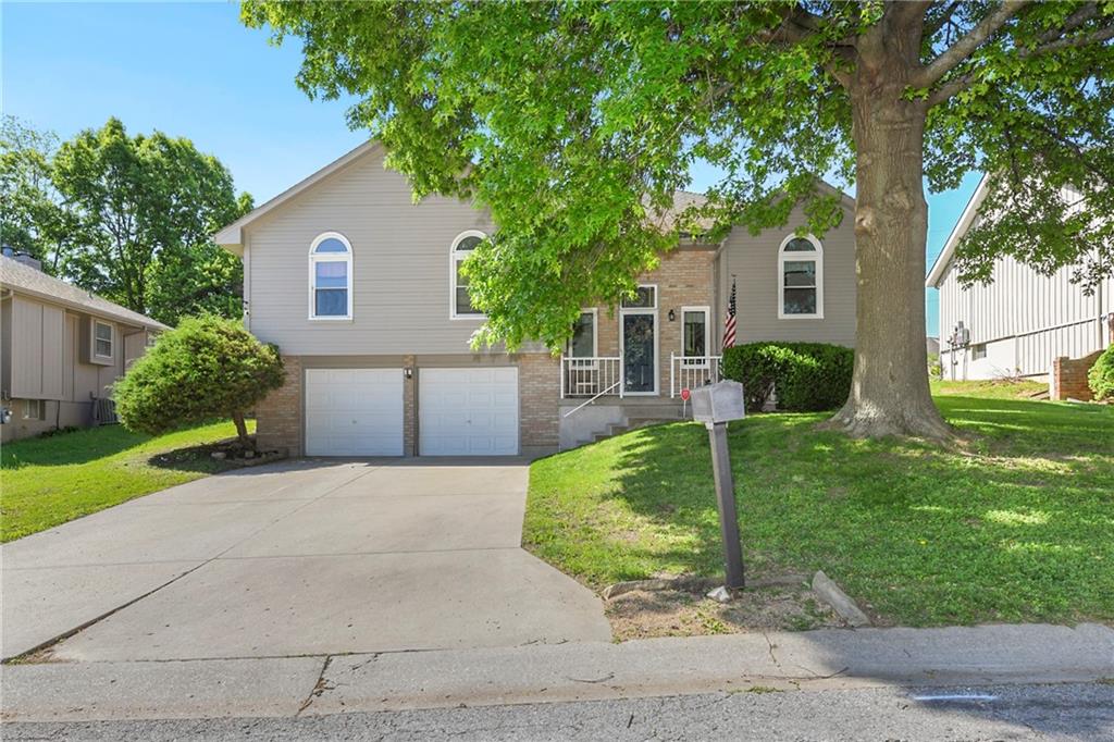 1204 NE Hunters Rd, Blue Springs, MO 64014