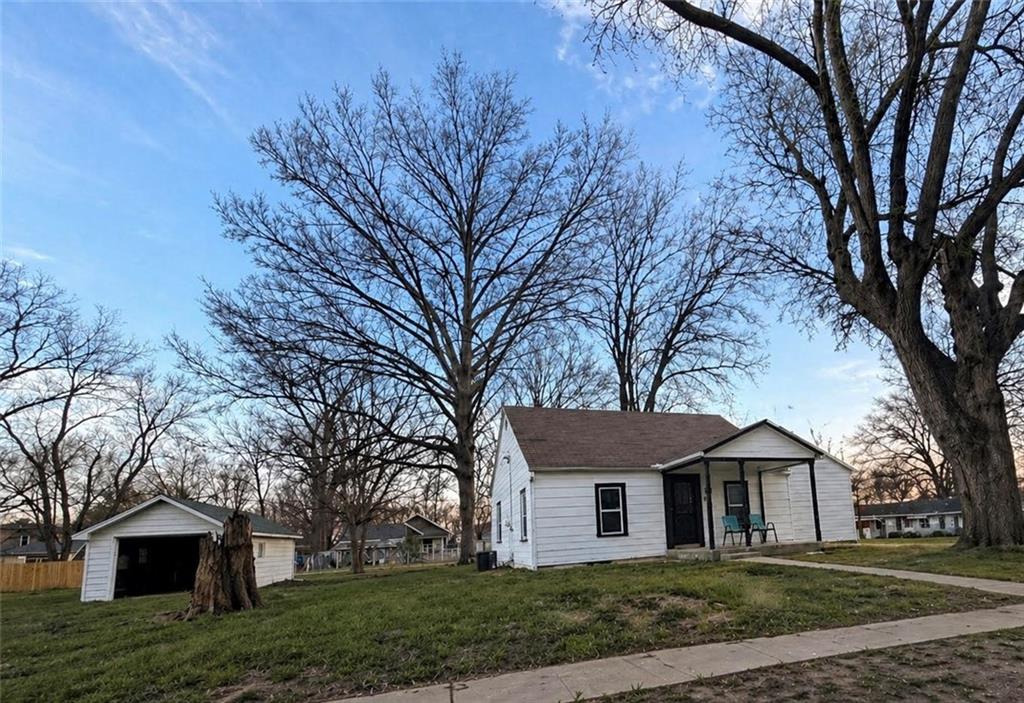 317 E Main St, Hardin, MO 64035