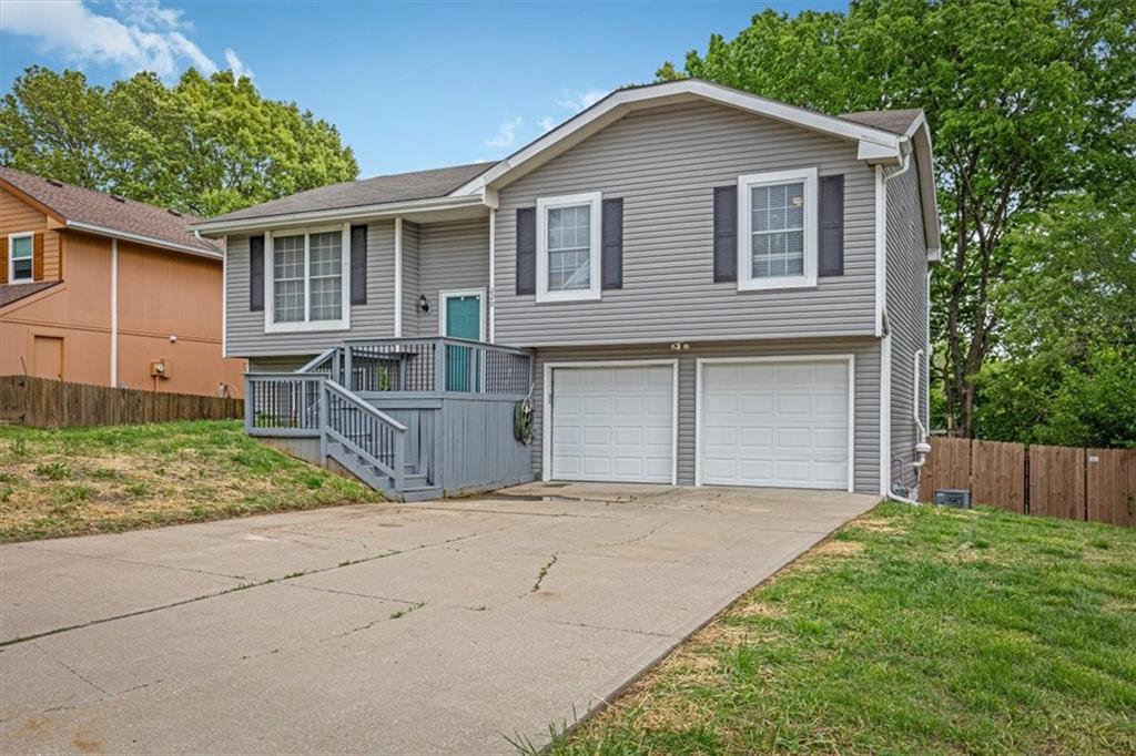 220 Debra St, Lansing, KS 66043