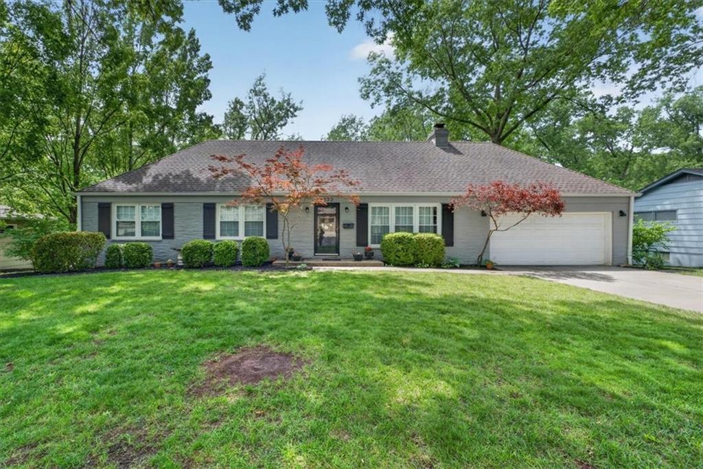 8332 Overbrook Rd, Leawood, KS 66206