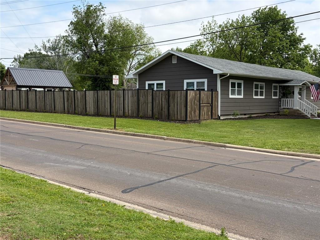 733 N Elm St, Iola, KS 66749