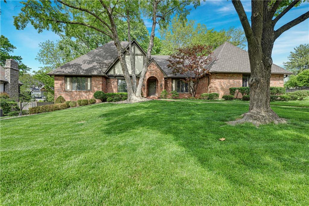 4975 W 88 St, Prairie Village, KS 66207