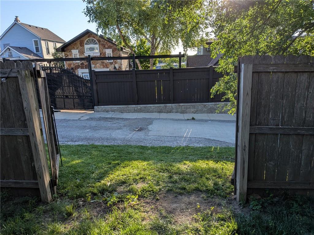2746 Holmes St, Kansas City, MO 64109