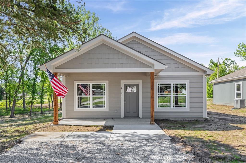 214 W 4th St, Pomona, KS 66076