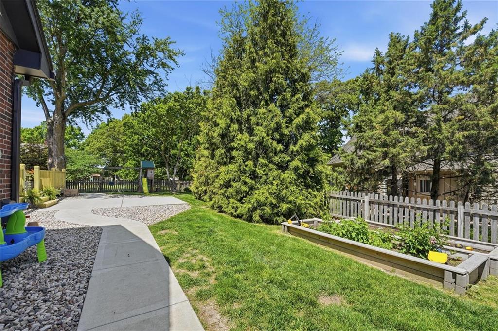 2448 NW Valley View Dr, Lee's Summit, MO 64081