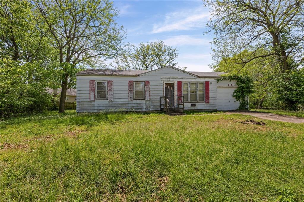 1729 Lockhart Ln, Osawatomie, KS 66064