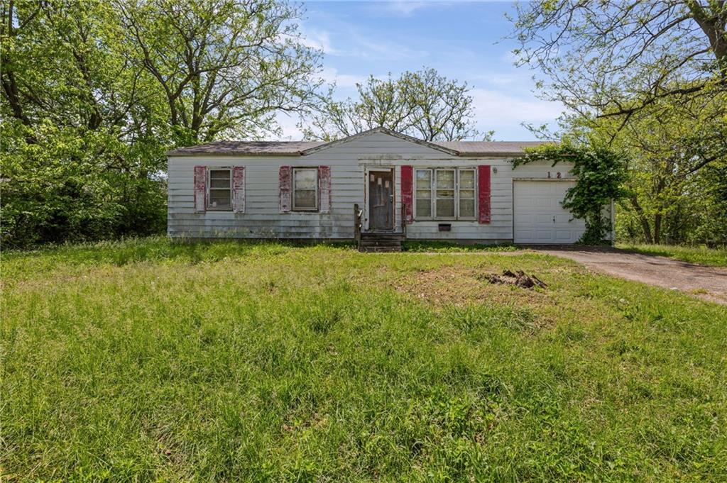 1729 Lockhart Ln, Osawatomie, KS 66064