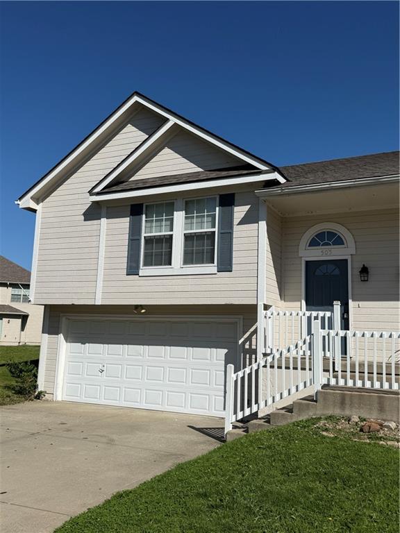 505 Regina Ct, Raymore, MO 64083