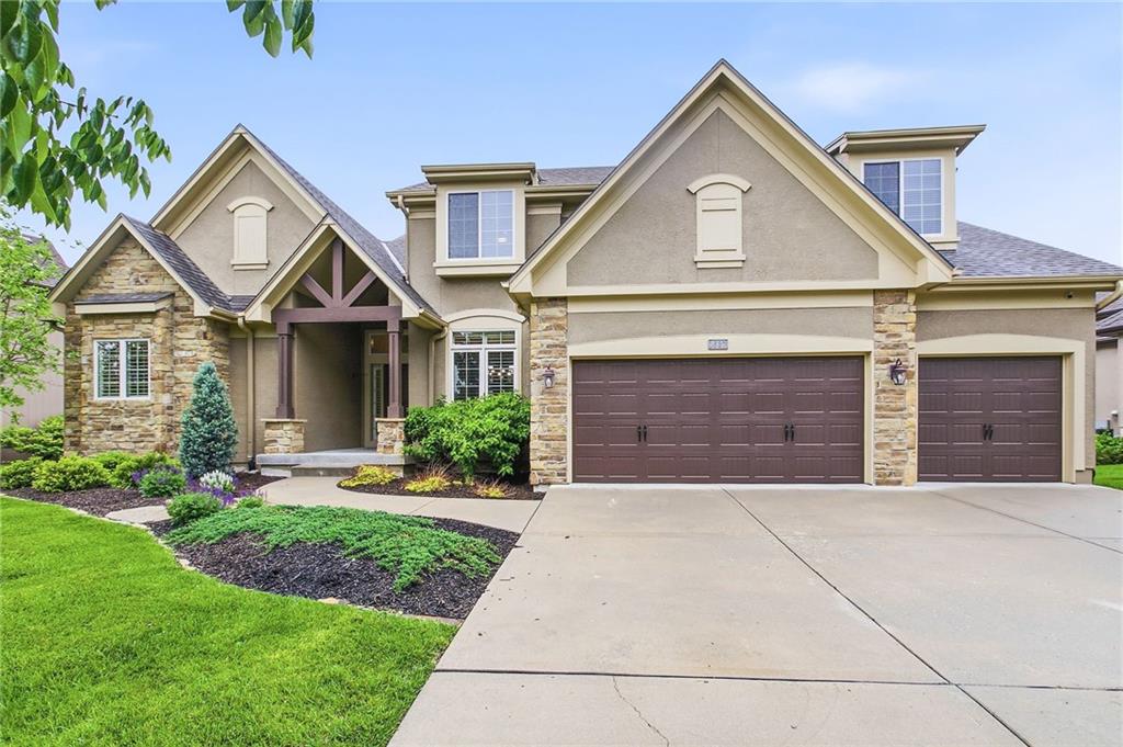 1637 NE Woodland Shores Dr, Lee's Summit, MO 64086