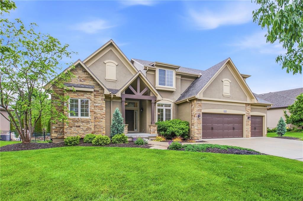 1637 NE Woodland Shores Dr, Lee's Summit, MO 64086