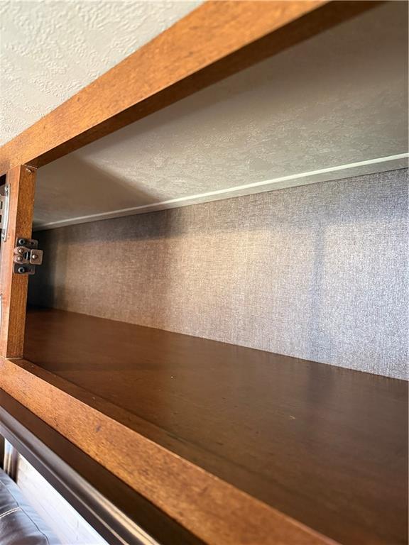 101 W Raintree Rg, Mound City, KS 66056