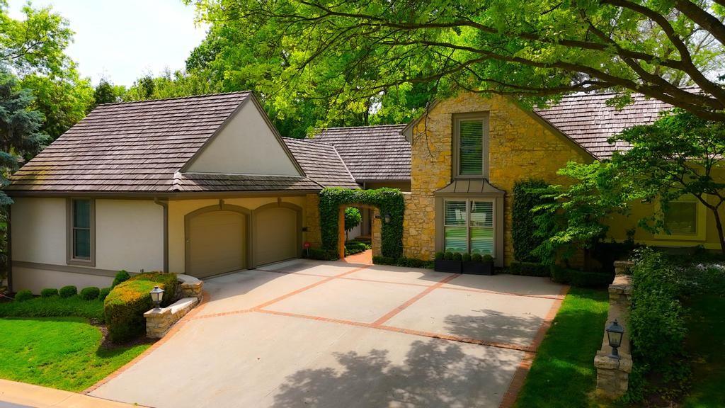 7904 Bristol Ct, Prairie Village, KS 66208