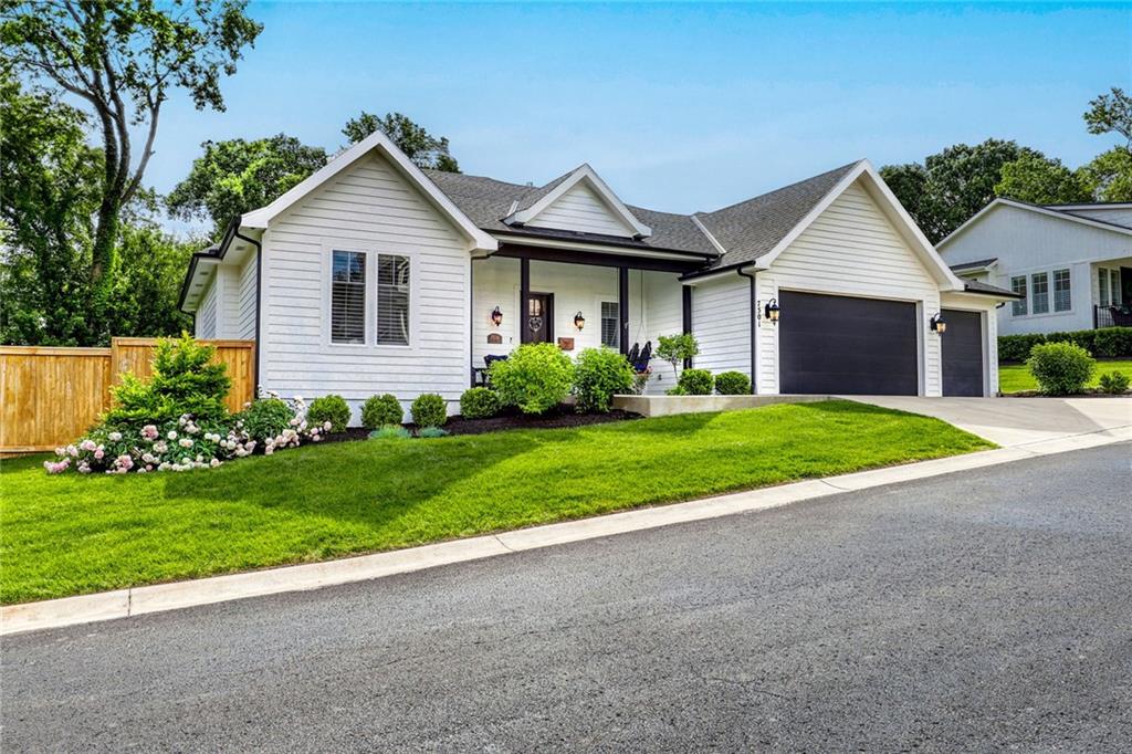 7501 Chadwick Ct, Prairie Village, KS 66208