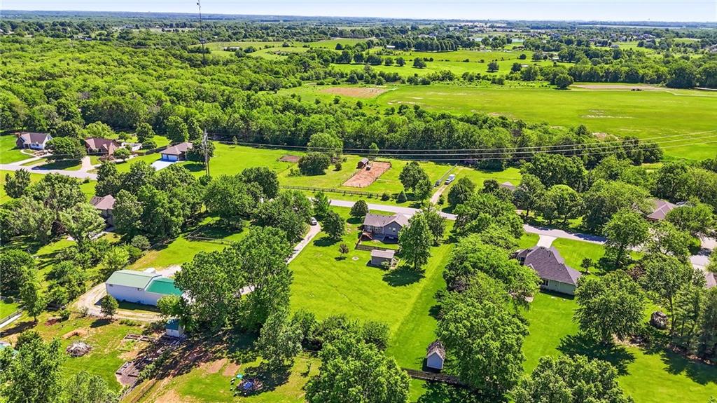 19610 Rosewood Dr, Stilwell, KS 66085