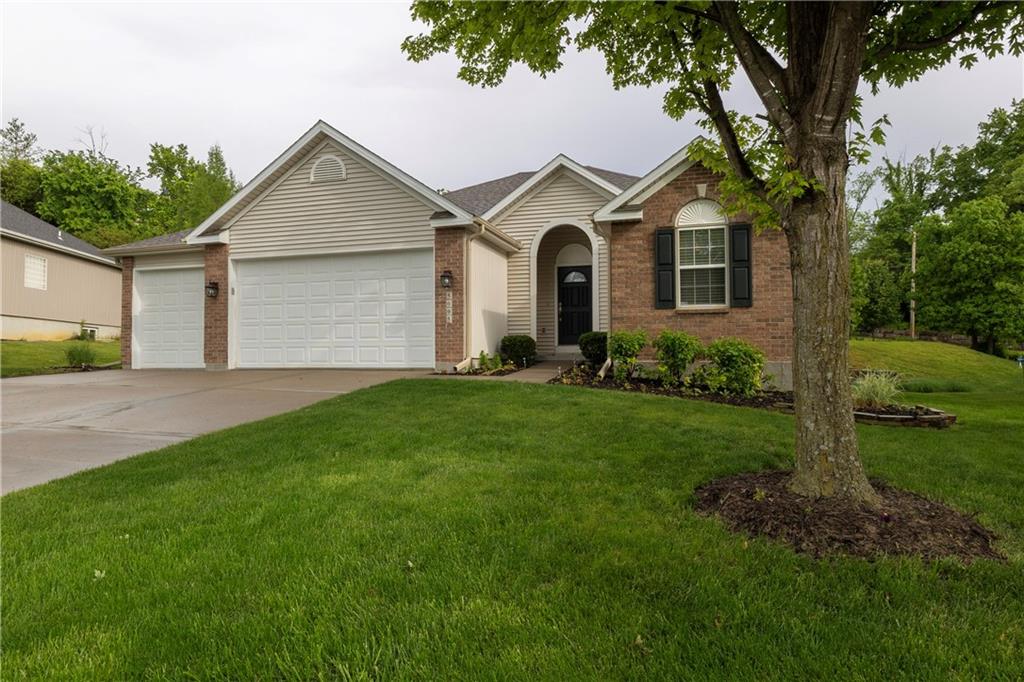 5005 NW Flintridge Dr, Riverside, MO 64150