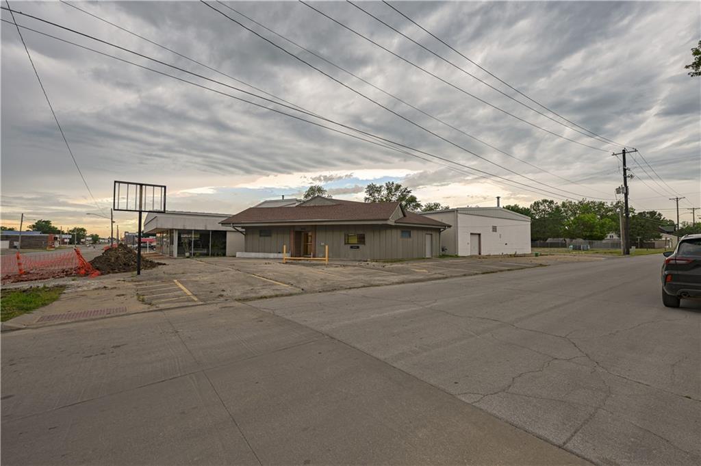 802 W 8th St, Coffeyville, KS 67337