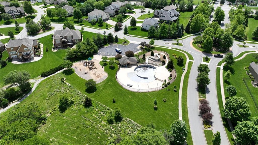 161 NW Carson Dr, Lee's Summit, MO 64081