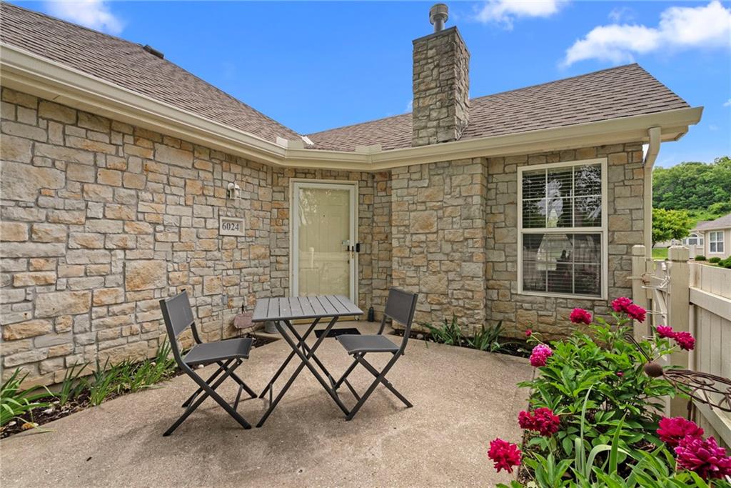6024 NE Kensington Ct, Lee's Summit, MO 64064