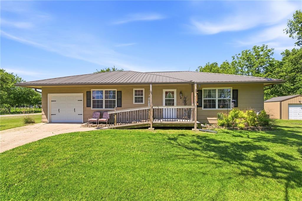 4 Skyline Dr, Adrian, MO 64720