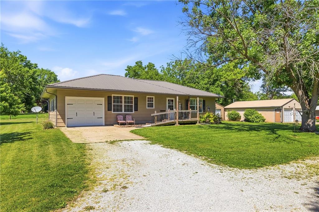 4 Skyline Dr, Adrian, MO 64720