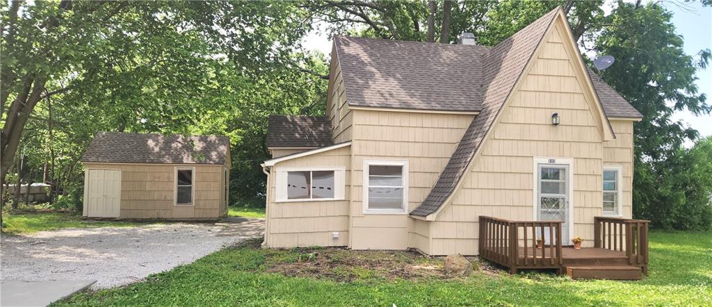 202 S Metcalf Rd, Louisburg, KS 66053