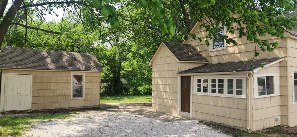202 S Metcalf Rd, Louisburg, KS 66053