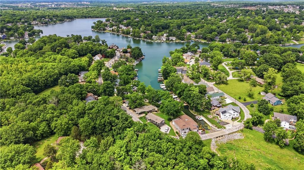 126 Beach Dr, Lake Tapawingo, MO 64015