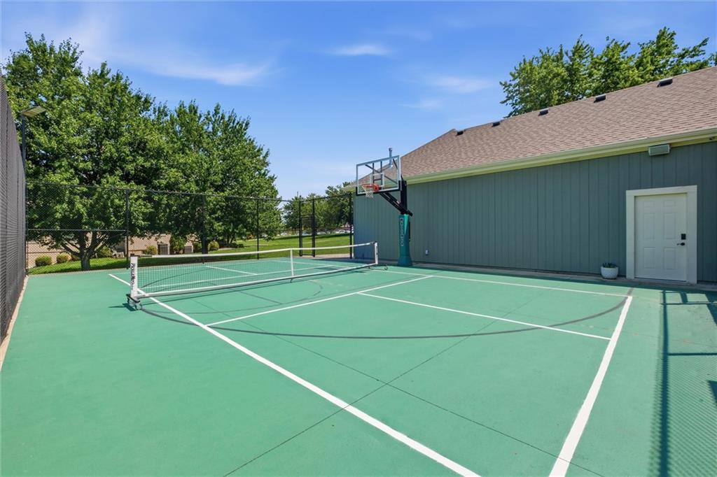 12808 Hollingsworth Rd, Kansas City, KS 66109