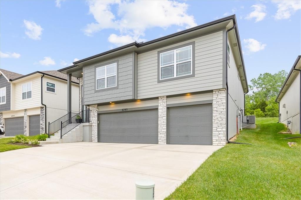 6745 Prairie Ln, Parkville, MO 64152
