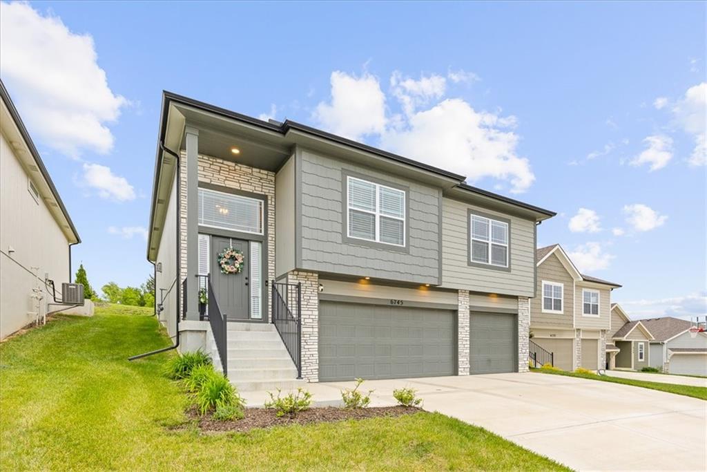 6745 Prairie Ln, Parkville, MO 64152